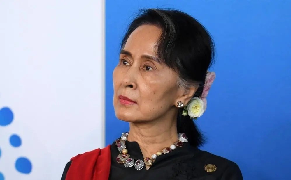OoTwtar's tweet photo. မဆွဲဘဲမြင်နေရတဲ့ ပန်းချီကားတစ်ချပ်
မစပ်ဘဲခံစားရတဲ့ ကဗျာ
ဘာမှမရှိတဲ့ပြည့်စုံမှု
သူ့မျက်ဝန်းထဲမှာ တွေ့ပါတယ်။
မထွင်းပဲပေါ်တဲ့ ပုံရိပ်
မမက်ဘဲရတဲ့ အိမ်မက်ရှည်
မသီဘဲဖြစ်တဲ့ ပန်းတကုံး
သူ့အပြုံးမှာရှိပါတယ်
မဆိုဘဲကြားတဲ့ တေး
မရေးဘဲထင်တဲ့ စာ
မသာဘဲလင်းတဲ့ လ
သူနဲ့မှကြုံဖူးတယ်။

မောင်စိန်ဝင်း https://t.co/wCcFxBUzX2
