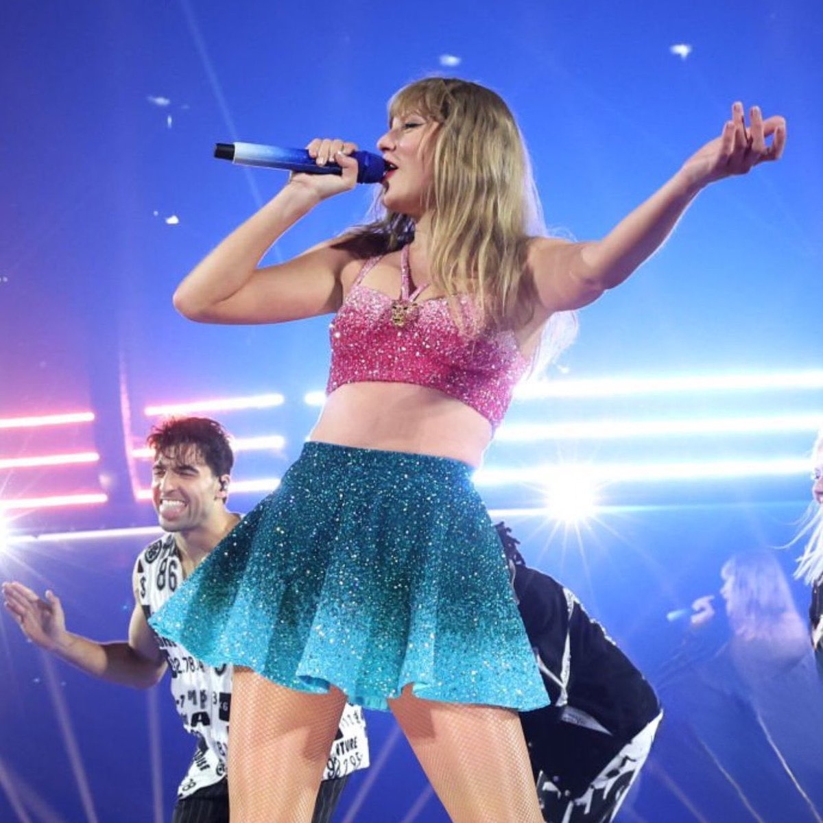 | Taylor Swift stuns in pink top blue skirt outfit for the "1989" era at today's show in Toronto! #TorontoTSTheErasTour | Taylor Swift stuns in pink top blue skirt outfit for the "1989" era at today's show in Toronto! #TorontoTSTheErasTour
