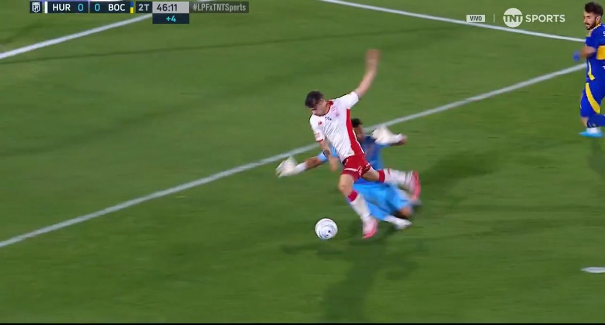 Otra vez contra Huracan, en lugar de dejar seguir la jugada que podía terminar en gol Mastrangelo cobró un penal que después anuló. 
A Velez  y Huracan los perjudicaron tanto en las ultimas fechas que los están haciendo caer. Para que???