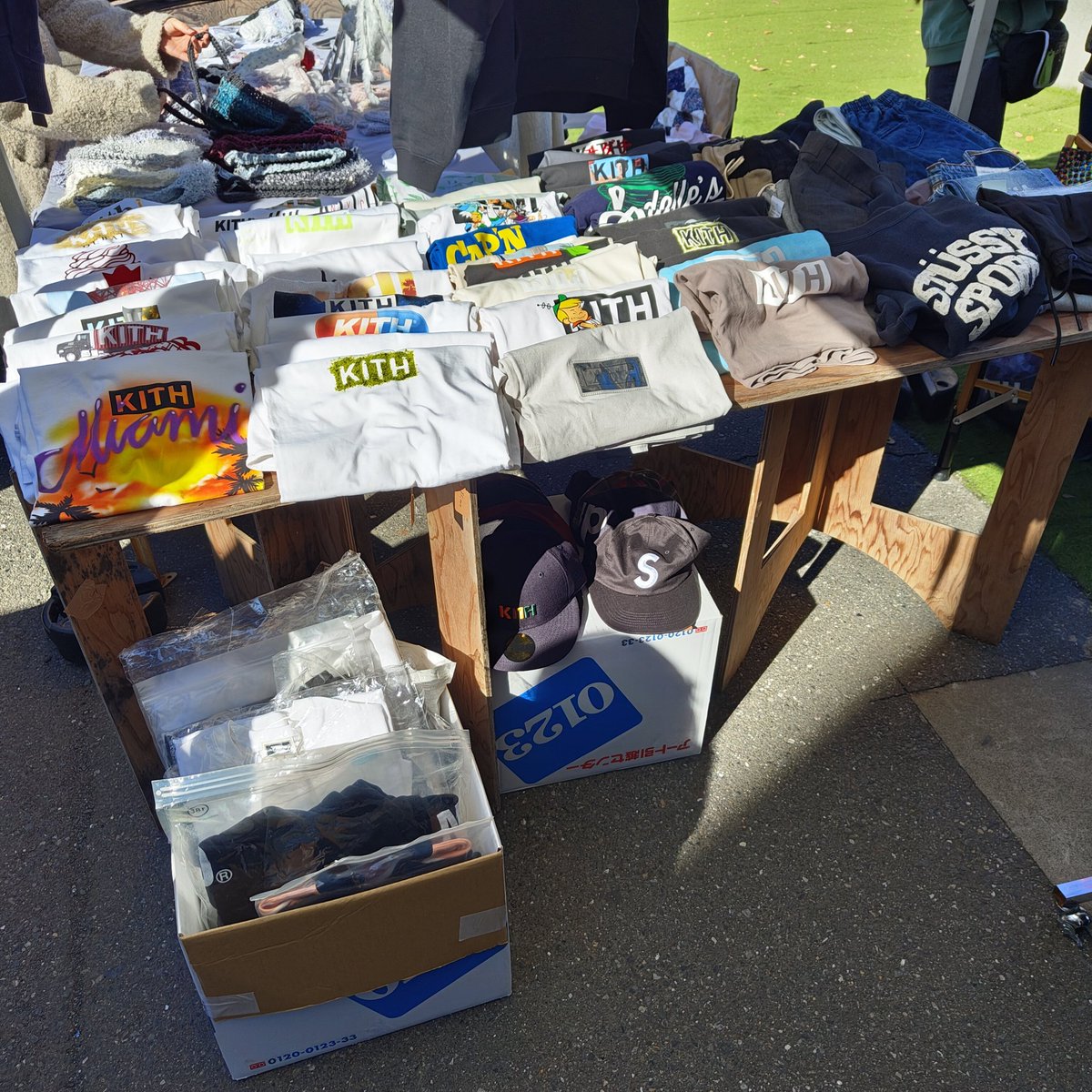 D_Sylar2's tweet photo. フリマ始まったんですが、思いの外想像以上の人が来ちゃったので急遽整理券制にしてます。
10分刻みで、購入制限3点までです。
お待たせしてしまって申し訳ないのですが、よろしくお願いします。 https://t.co/IPPCjorV9e