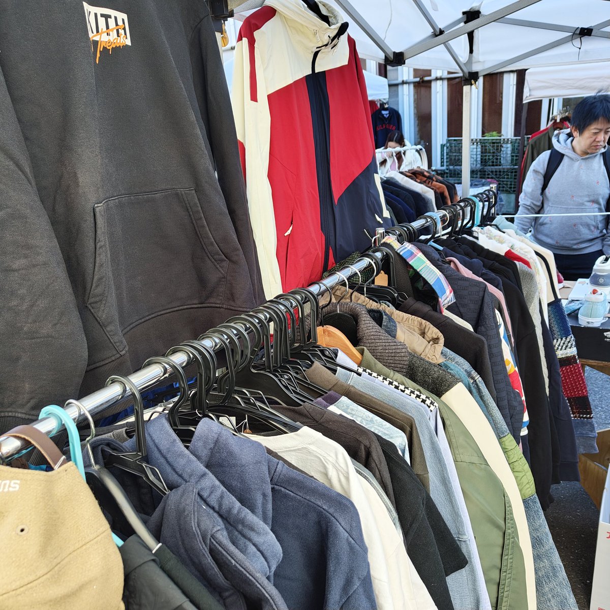 D_Sylar2's tweet photo. フリマ始まったんですが、思いの外想像以上の人が来ちゃったので急遽整理券制にしてます。
10分刻みで、購入制限3点までです。
お待たせしてしまって申し訳ないのですが、よろしくお願いします。 https://t.co/IPPCjorV9e