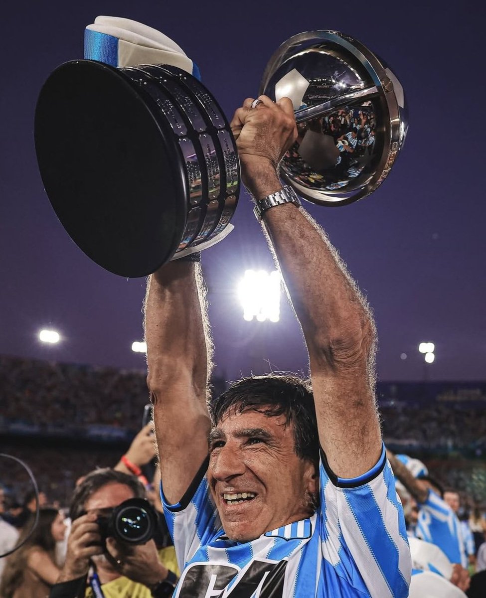 El artífice de la 14 hoy le da a la querida Academia <a href="/RacingClub/">Racing Club</a> un título internacional que hacía décadas no disfrutaba, felicitaciones Profe <a href="/GustavoCostasDT/">Gustavo Costas</a> siempre deseando lo mejor a aquellos que dieron todo por mi <a href="/BarcelonaSC/">BARCELONA S.C.</a>