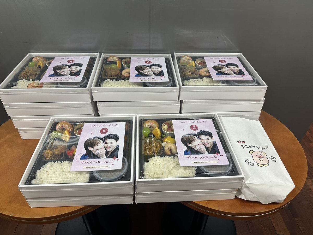 SupportSeoul's tweet photo. 푸드 서포트 전달 완료 되었습니다💕
Food delivery completed💕

#DaouOffroad1stFanMeetinginSeoul
#ต้าห์อู๋ #DAOU #oueiija
#OFFROAD #ออฟโรด #OffroadKTP
#DaouOffroad #ต้าห์อู๋ออฟโรด https://t.co/pVQi0AownG