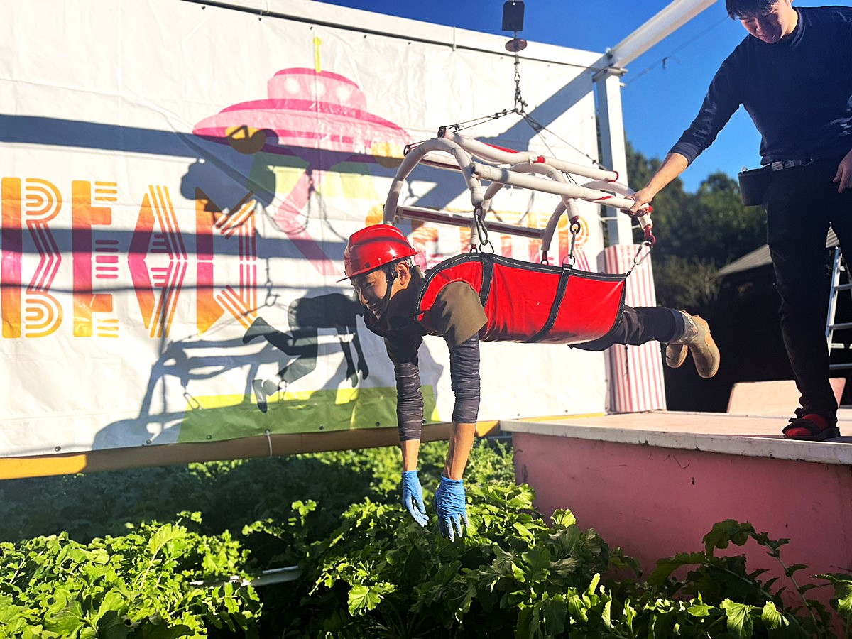 thefarm_katori's tweet photo. 何かが始まる😳😳ヒトが宙に浮いている🚀

農園リゾートTHE FARMが
「世界初！大根UFOキャッチャー」を考案🫢

#UFOキャッチャー #大根だけど 
#1000円で1000以上のものをゲットできる   

🥬大根UFOキャッチャーの動画🥬
https://t.co/KXmGgfN9UJ… https://t.co/6aQeN2EnVV