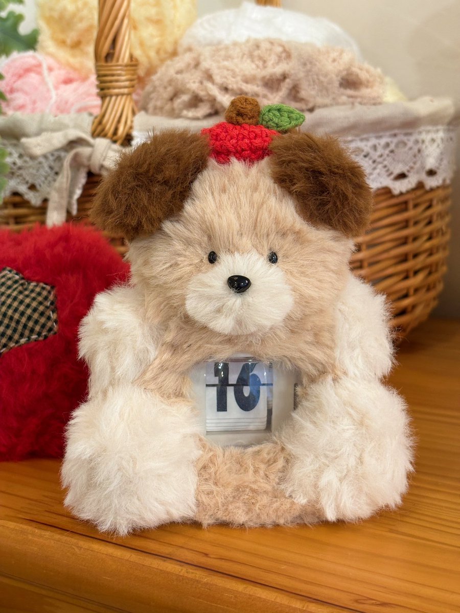 아기자기한 게 최고🍎
사과를 누르면 딸깍 날짜가 바뀌는
귀여운 인형 일력을 만들었다
뜨개질로 한 코씩 열심히 쌓으며
만든 소중한 털뭉치🌷