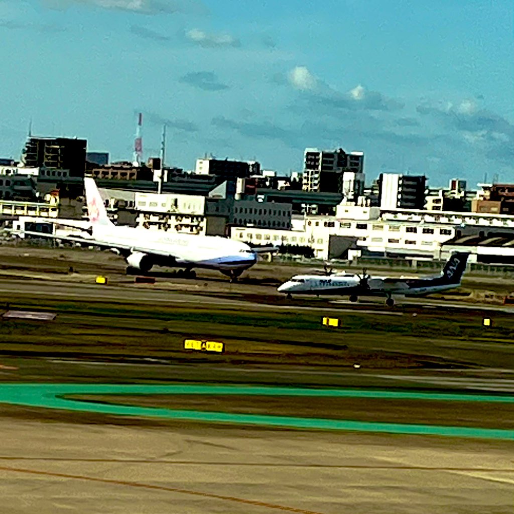 emizo7676's tweet photo. @福岡空港
CIの台北行A330とNHの多分KMQ行DHC8-Q400
チャイナ懐かしいなー
ボンバルディア乗ってみたいなー https://t.co/dqBCxyQtaD