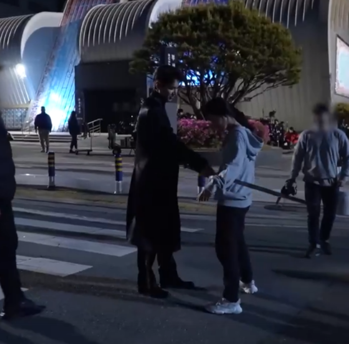 OlenaSecret's tweet photo. 👑🌺💖🤍🌟💫✨🔥🪔Great atmosphere of the ,,Goblin,,film set and TKEM #Goblin      #GoYoon   #TheKingEternalMonarch   #LeeMinHo   #KimGoEun   #tkem https://t.co/ZBv5STofPg