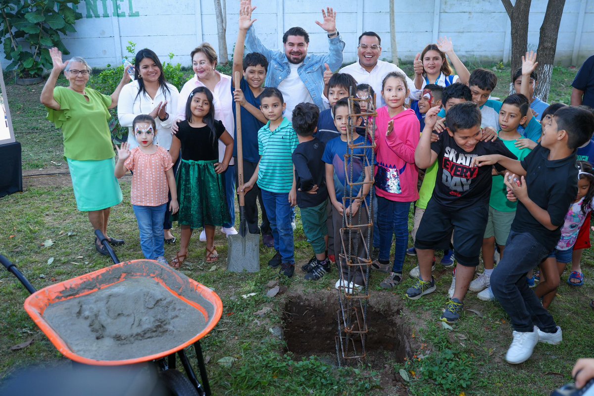 sliptone's tweet photo. Hoy colocamos la primera piedra del CUBO en Jardines de Zaragoza, un espacio que marcará el inicio de una transformación integral para esta comunidad.  🏗️🪨🧑‍🧑‍🧒‍🧒📚  

Este proyecto, liderado por nuestro presidente @nayibbukele, es parte de la Fase 2 del #PlanControlTerritorial: Oportunidades que representa un compromiso con la paz, la educación y el desarrollo.