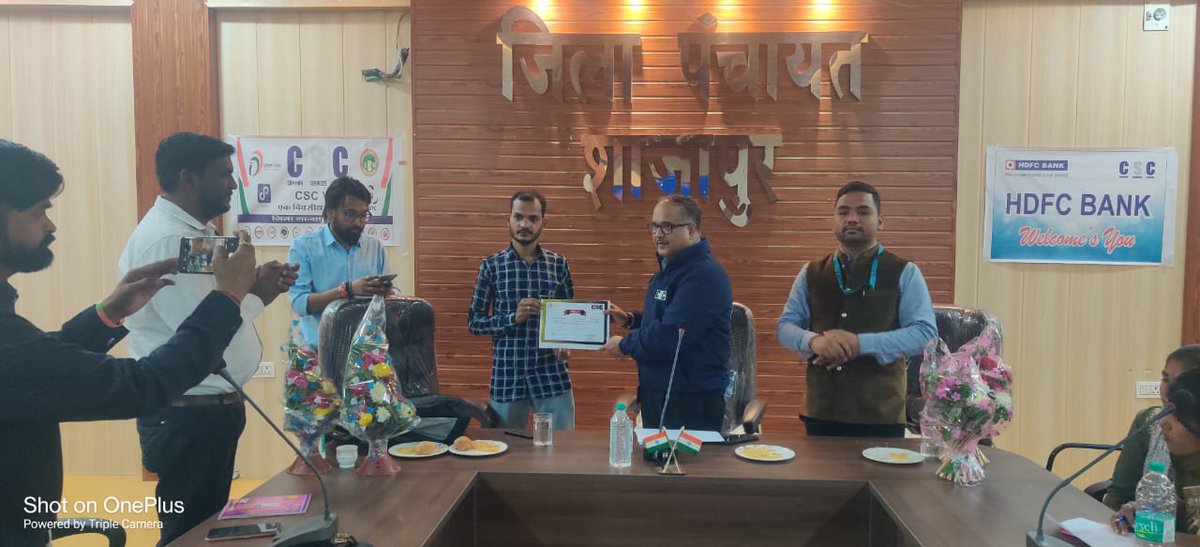 शाजापुर जिले में जिला स्तरीय वर्कशॉप का आयोजन राज्य प्रमुख महोदय की उपस्थिति में किया गया जिसमें जिले से करीब  150 वीएलई उपस्थित रहें जिसमें सभी महत्वपूर्ण सर्विस के बारे में चर्चा हुए और उत्कृष्ट कार्य करने वाले वीएलई को प्रशस्ति पत्र प्रदान किए गए 

<a href="/CSCegov_/">CSCeGov</a> 
<a href="/atulitrai/">Atulit Rai</a>