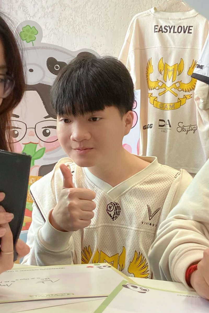 Lucid_holic's tweet photo. 241122 GAM "Easylove" birthday event
The players are lovely and friendly.
Next year they will no longer stay in Vietnam, I hope they will play well and become the new king of LCP 🍀
#GAM #Easylove #Emo #Kiaya https://t.co/15Cy5hKfdA