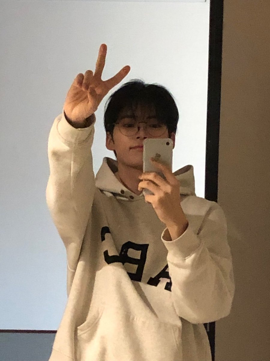 hyukhohan's tweet photo. grabe ang gwapo so much https://t.co/LEJm5lipVH