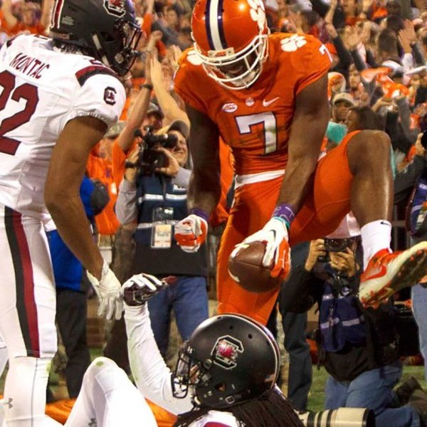 TheClemsonHouse's tweet photo. F.U.C.K. SOUTH CAROLINA

#BeatSouthCarolina https://t.co/pCyLaErTj3