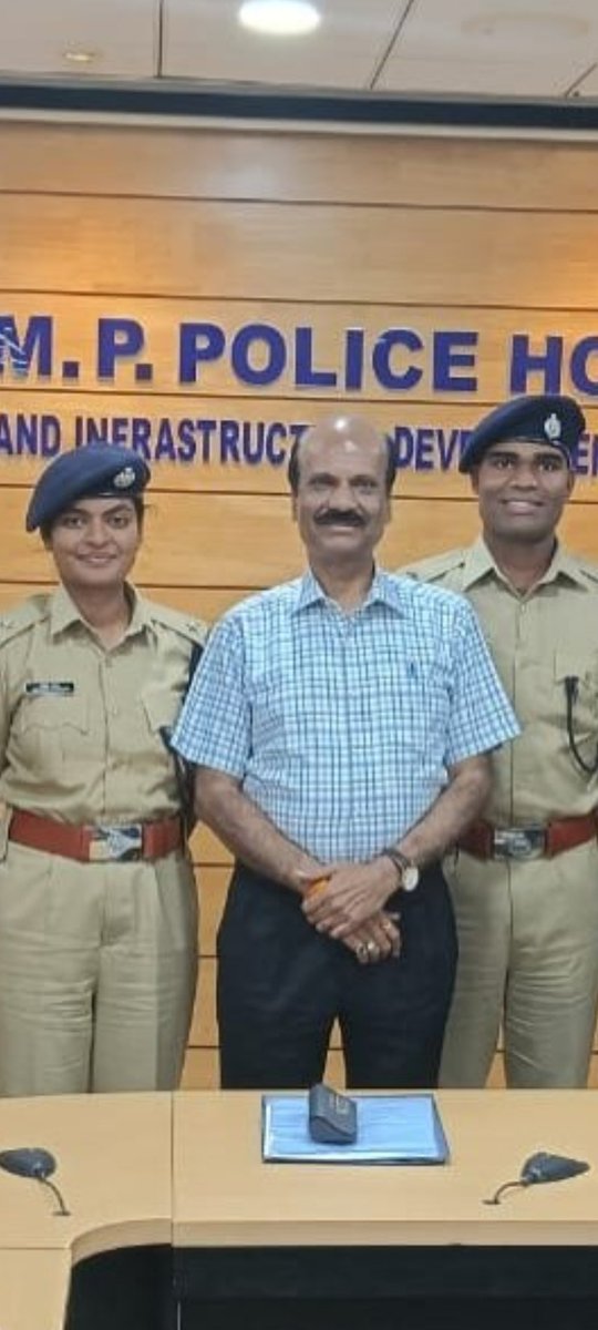 TNNtoday01's tweet photo. Meet New DGP Of MP Mr. kailash Makwana...has been an honest &amp; deligent IPS officer of 1988 batch. Above all, he is a great human being,.Nature lover..A singer ..fond of sports.. truly a multi quality Image. 
Wish You All The Best DGP Sahab..!
🌺🌺
@DrMohanYadav51 
@ips_kmak https://t.co/baocubGcYy