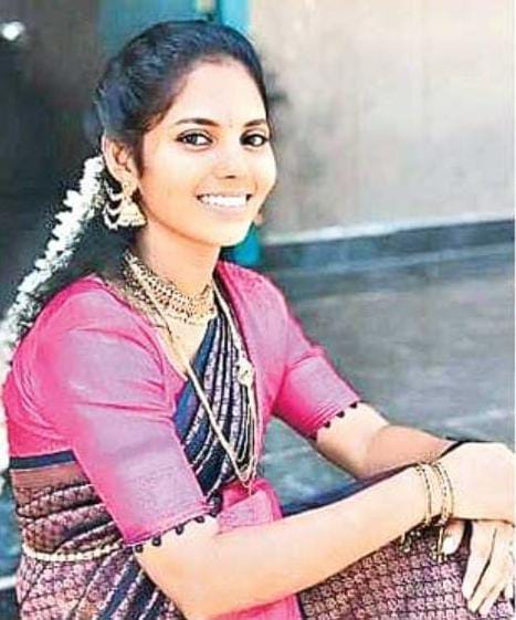 bigtvtelugu's tweet image. ప్రేమ పేరుతో వేధింపులు.. టీచర్ ఆత్మహత్య..

విశాఖ జిల్లా భీమిలిలో ఘటన

ప్రేమ పేరుతో రాశి అనే టీచర్ ను వేధించిన నిందితుడు రాజు

ఈ నెల 16న ఆత్మహత్యాయత్నం చేసుకున్న రాశి

చికిత్స పొందుతూ 21వ తేదీన మృతి

రాశి మృతిని గోప్యంగా ఉంచిన భీమిలి పోలీసులు

@vizagcitypolice

#Vizag #Harrasment