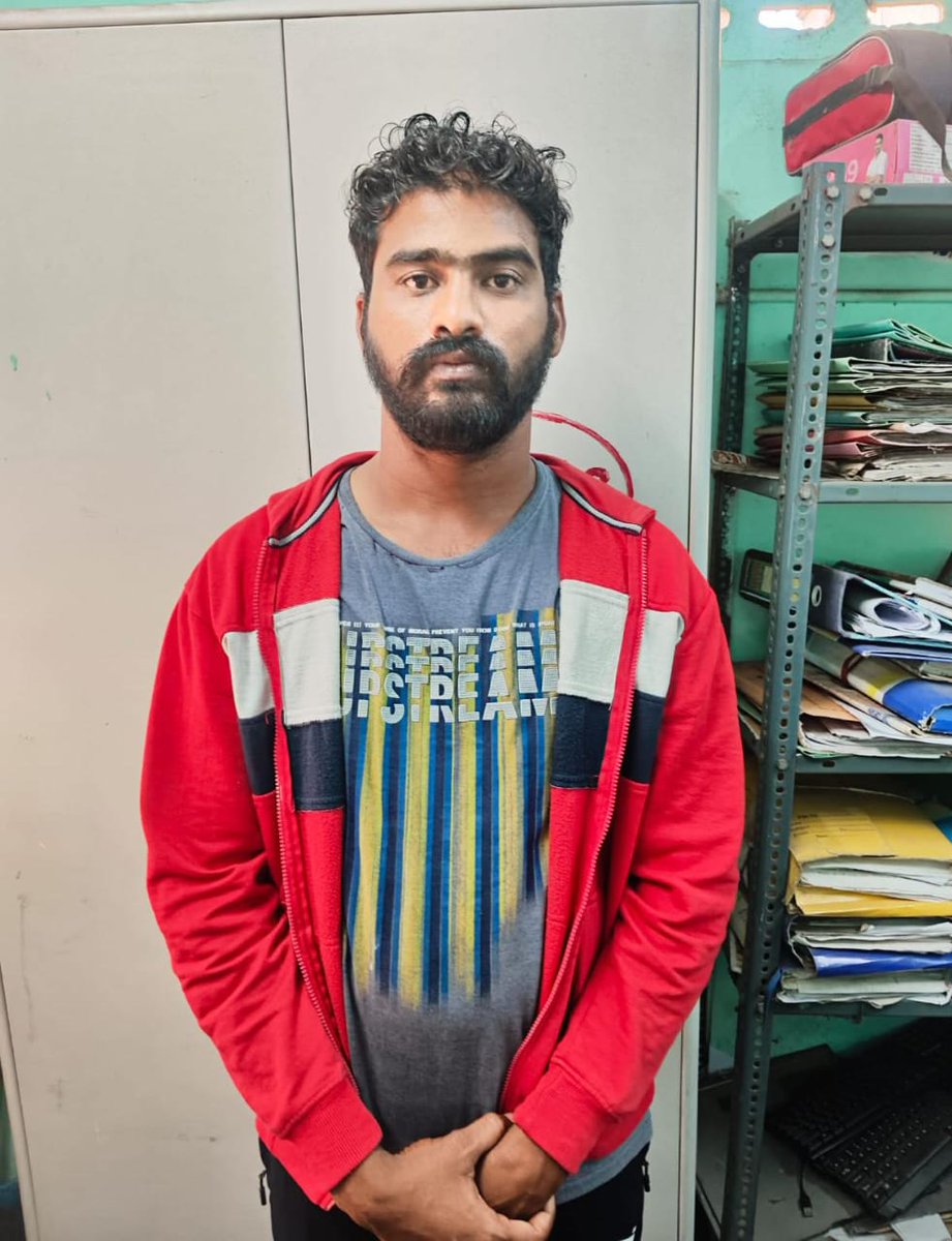 bigtvtelugu's tweet image. ప్రేమ పేరుతో వేధింపులు.. టీచర్ ఆత్మహత్య..

విశాఖ జిల్లా భీమిలిలో ఘటన

ప్రేమ పేరుతో రాశి అనే టీచర్ ను వేధించిన నిందితుడు రాజు

ఈ నెల 16న ఆత్మహత్యాయత్నం చేసుకున్న రాశి

చికిత్స పొందుతూ 21వ తేదీన మృతి

రాశి మృతిని గోప్యంగా ఉంచిన భీమిలి పోలీసులు

@vizagcitypolice

#Vizag #Harrasment