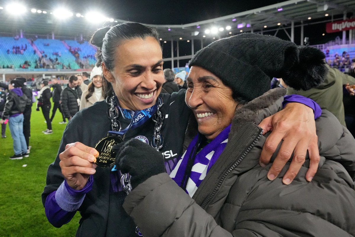 EqualizerSoccer's tweet image. The first time getting to see her daughter play soccer in the U.S. and Marta's mom got to see her win the NWSL Championship 🥹😭