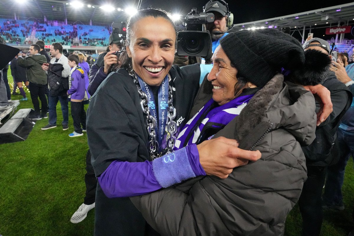 EqualizerSoccer's tweet image. The first time getting to see her daughter play soccer in the U.S. and Marta's mom got to see her win the NWSL Championship 🥹😭