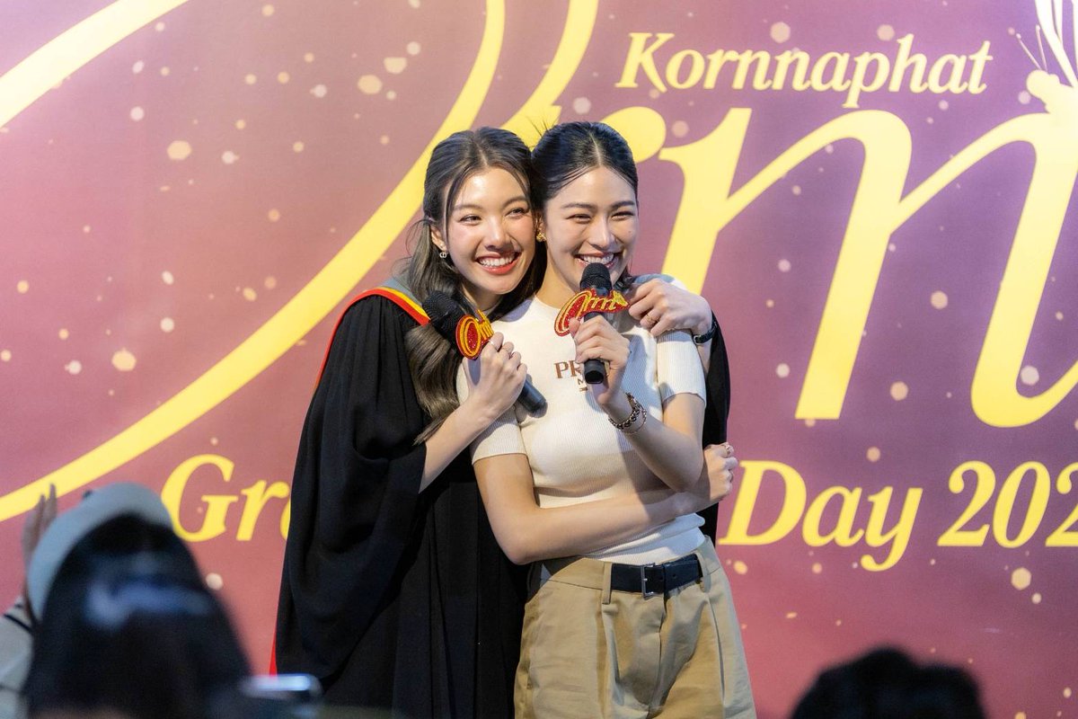 #CongratsOrmkorn ขอแสดงความยินดีกับบัณฑิตป้ายแดง #ออมกรณ์นภัส ที่เข้าพิธีรับพระราชทานปริญญาบัตร มหาวิทยาลัยศรีนครินทรวิโรฒ มี แม่ก้อย รวมถึง คุณดิว ปิ่นกมล และคนสนิท หลิงหลิง คอง เพื่อนๆ นักแสดง และแฟนคลับทั้งไทยและต่างชาติที่มาร่วมแสดงความยินดีกันอย่างอุ่นหนาฝาคั่ง