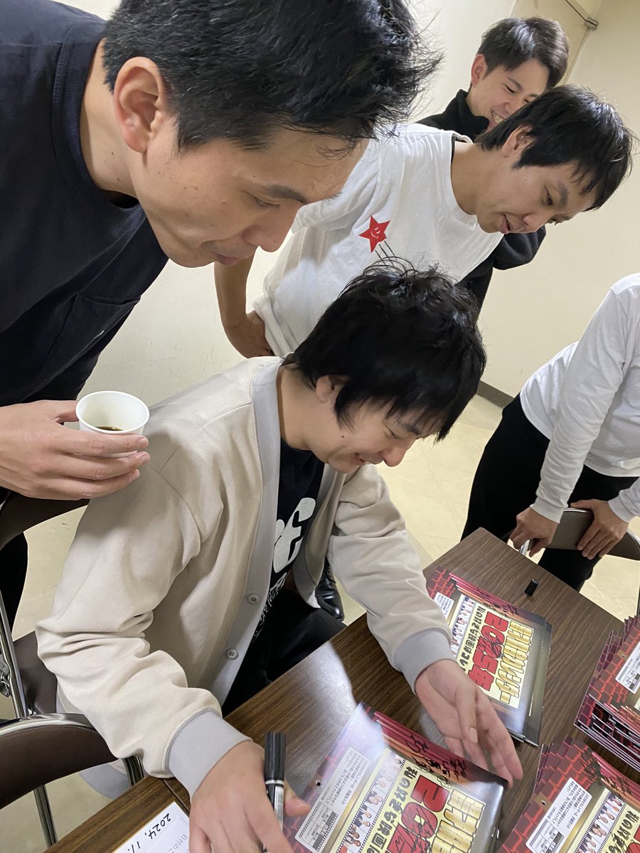 Ujikoji_offical's tweet image. グッズ販売用の漫才協会カレンダーにナイツや俺らがサインを入れていたら流れで「や団」の3人が間違えてサインを✍️！！

我々的には漫才協会入会のサインとして受け止めたいと思います(笑)🎙️👀【福田】

#や団　#漫才協会 #早坂営業  #神戸