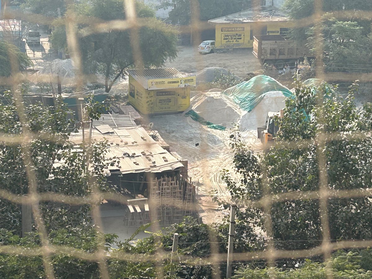 mangalvineet's tweet image. @CPCB_OFFICIAL @MunCorpGurugram @NayabSainiBJP @cmohry 

Road from Palamvihar to sector 5 in Gurgaon totally encroached with open construction material sites resulting in peak pollution. Administration must do action