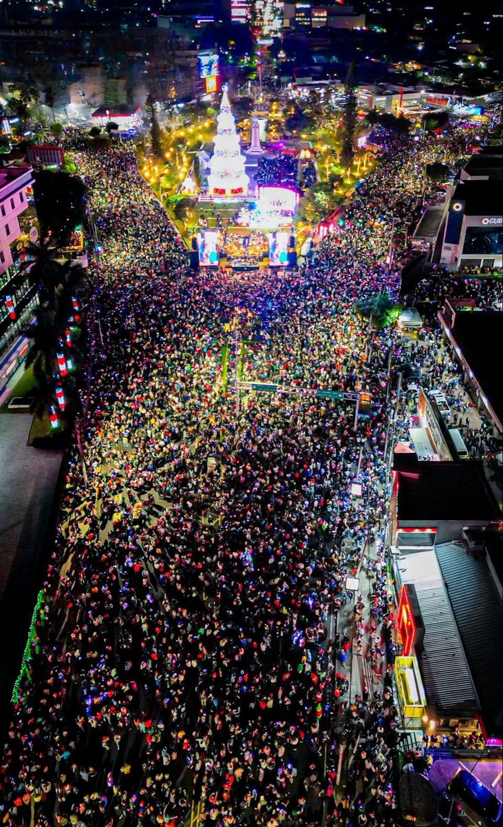 EmmaRincon's tweet photo. La dictadura de Nayib Bukele en El Salvador torturando a sus ciudadanos con paz y tranquilidad para celebrar Navidad en las calles: https://t.co/zxs64otbi9
