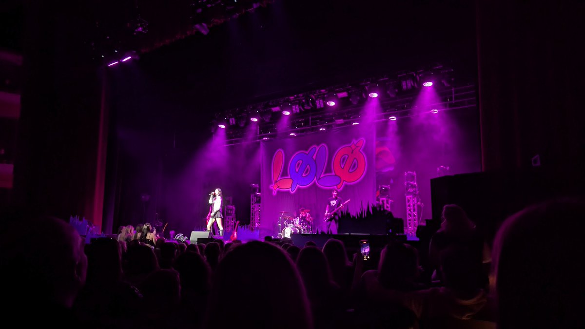 Davicrow123's tweet photo. @lolopopgurl opened for @mtrench and she was INCREDIBLE. Fantastic way to start the show! https://t.co/UpDG9V328A
