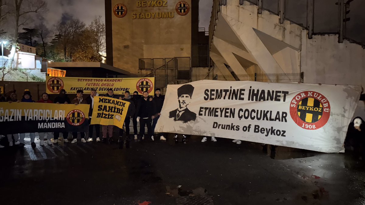 sunarr1908's tweet photo. Geçen sene istineye de ıslanan da bizdik,pankartı koyanda bizdik,İnegöl de otobüsten inende pankartları yapan da gece stadda nöbet tutan da bizdik hatta sizin olmadığınız yerde sizi savunan da bizdik. 
Siz konuşun biz yaparız :)
 F A R K E T M E Z
#drunksofbeykoz https://t.co/kYIAtRd7Lb