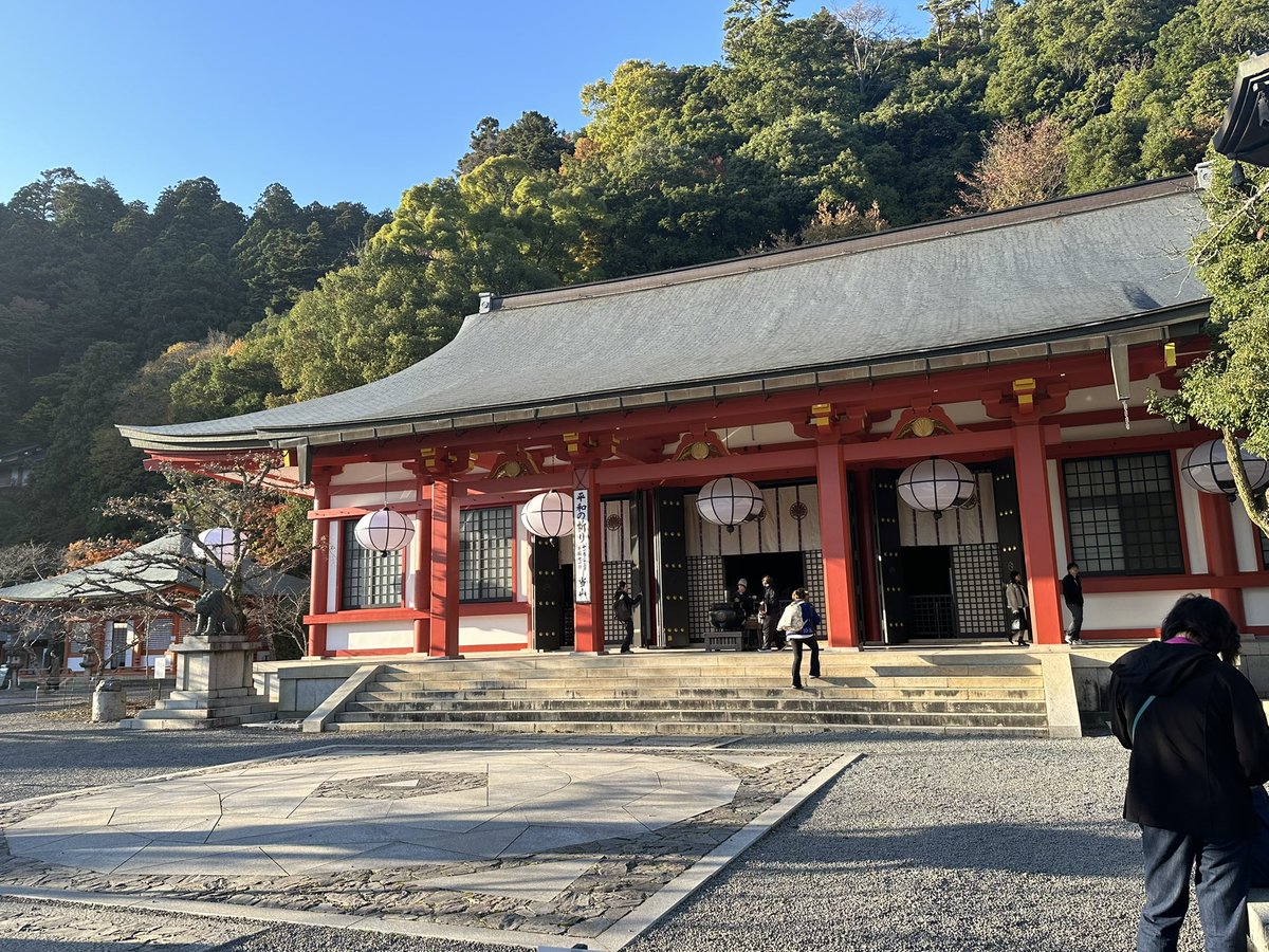 yu3111535's tweet photo. 鞍馬寺少しだけ紅葉していました。
みんな宇宙パワーとやらを感じていた模様。
私もあやかってみました。空気が気持ちいい。#鞍馬寺　#紅葉京都　#宇宙　#パワースポット　#そうだ京都に行こう https://t.co/RDxC9T68HQ