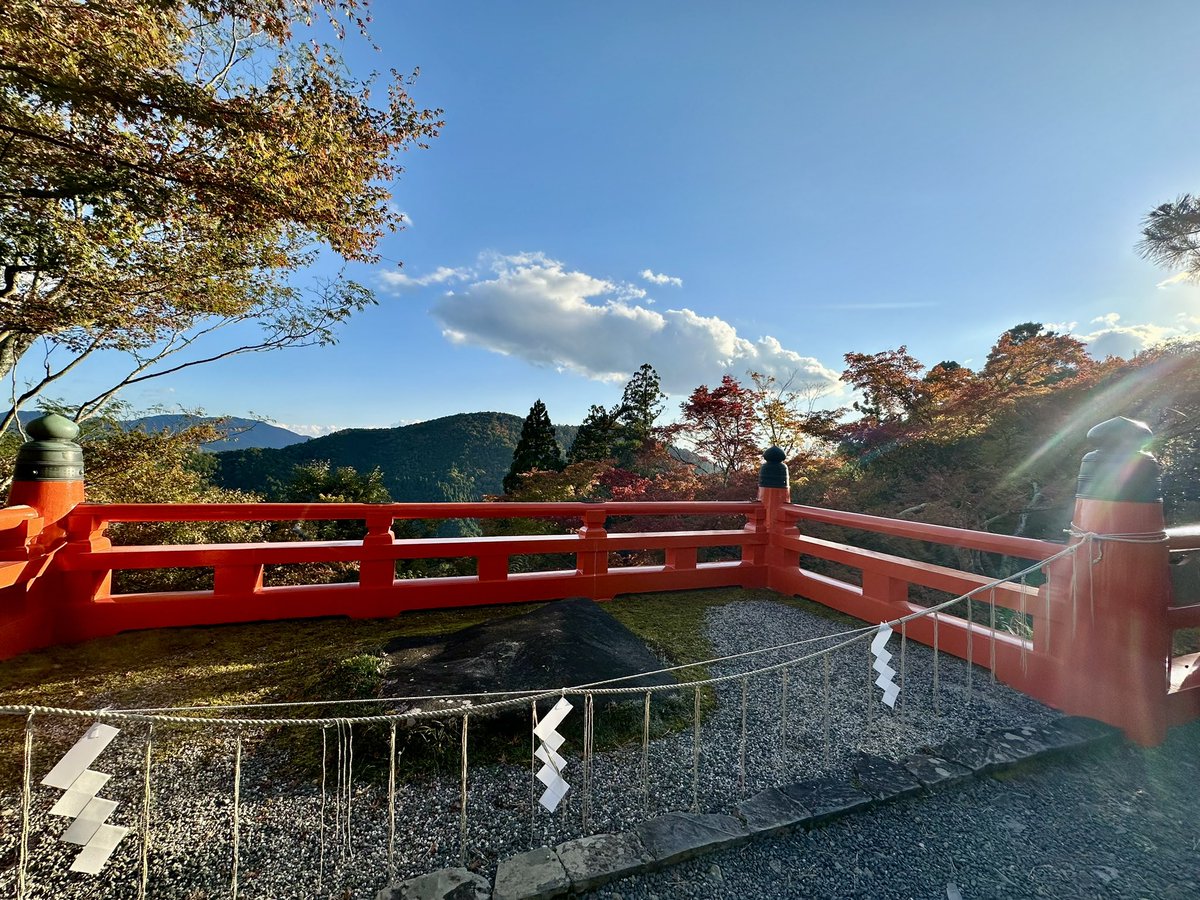 yu3111535's tweet photo. 鞍馬寺少しだけ紅葉していました。
みんな宇宙パワーとやらを感じていた模様。
私もあやかってみました。空気が気持ちいい。#鞍馬寺　#紅葉京都　#宇宙　#パワースポット　#そうだ京都に行こう https://t.co/RDxC9T68HQ