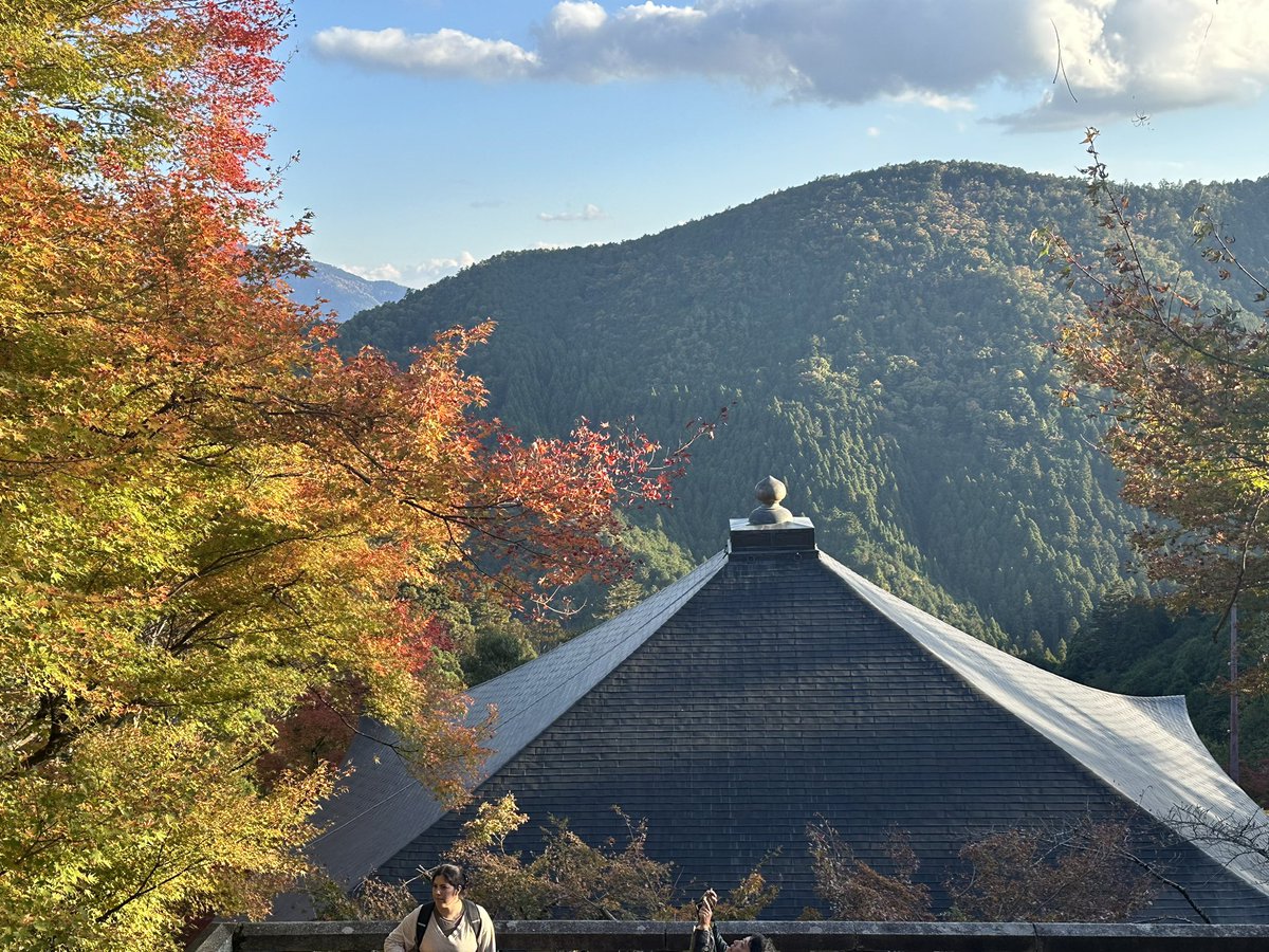 yu3111535's tweet photo. 鞍馬寺少しだけ紅葉していました。
みんな宇宙パワーとやらを感じていた模様。
私もあやかってみました。空気が気持ちいい。#鞍馬寺　#紅葉京都　#宇宙　#パワースポット　#そうだ京都に行こう https://t.co/RDxC9T68HQ