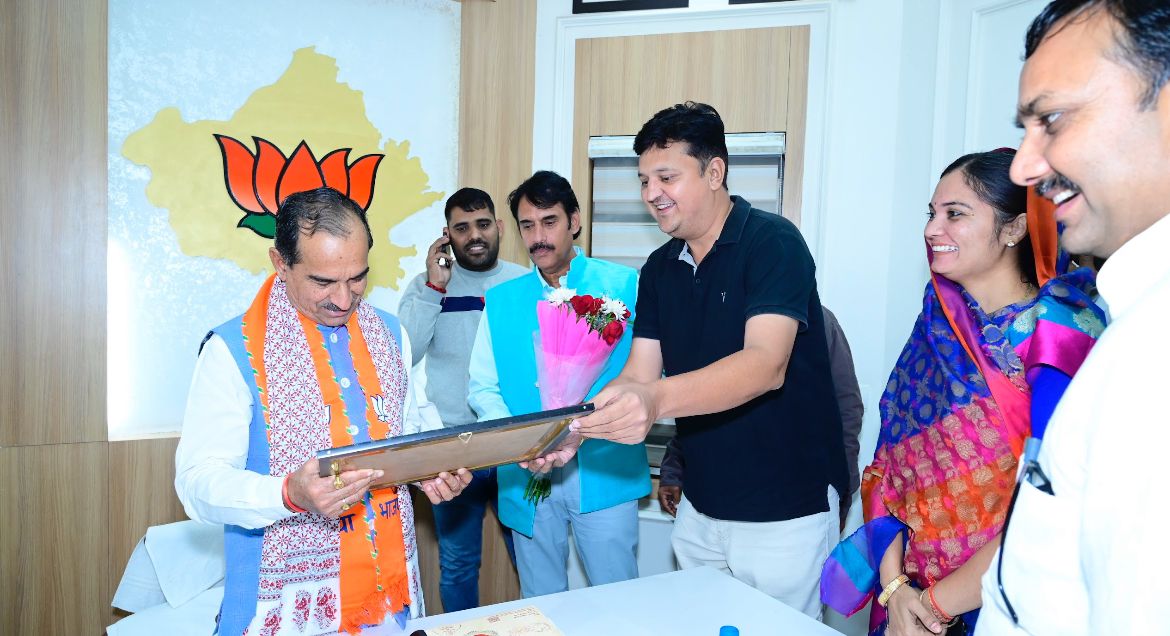 PujariDharmveer's tweet photo. भाजपा प्रदेश प्रभारी राधा मोहन दास अग्रवाल और भाजपा प्रदेश अध्यक्ष मदन जी राठौड़ से मुलाकात कर उप चुनाव जीत की बधाई दी https://t.co/3ZI5kBHnK0