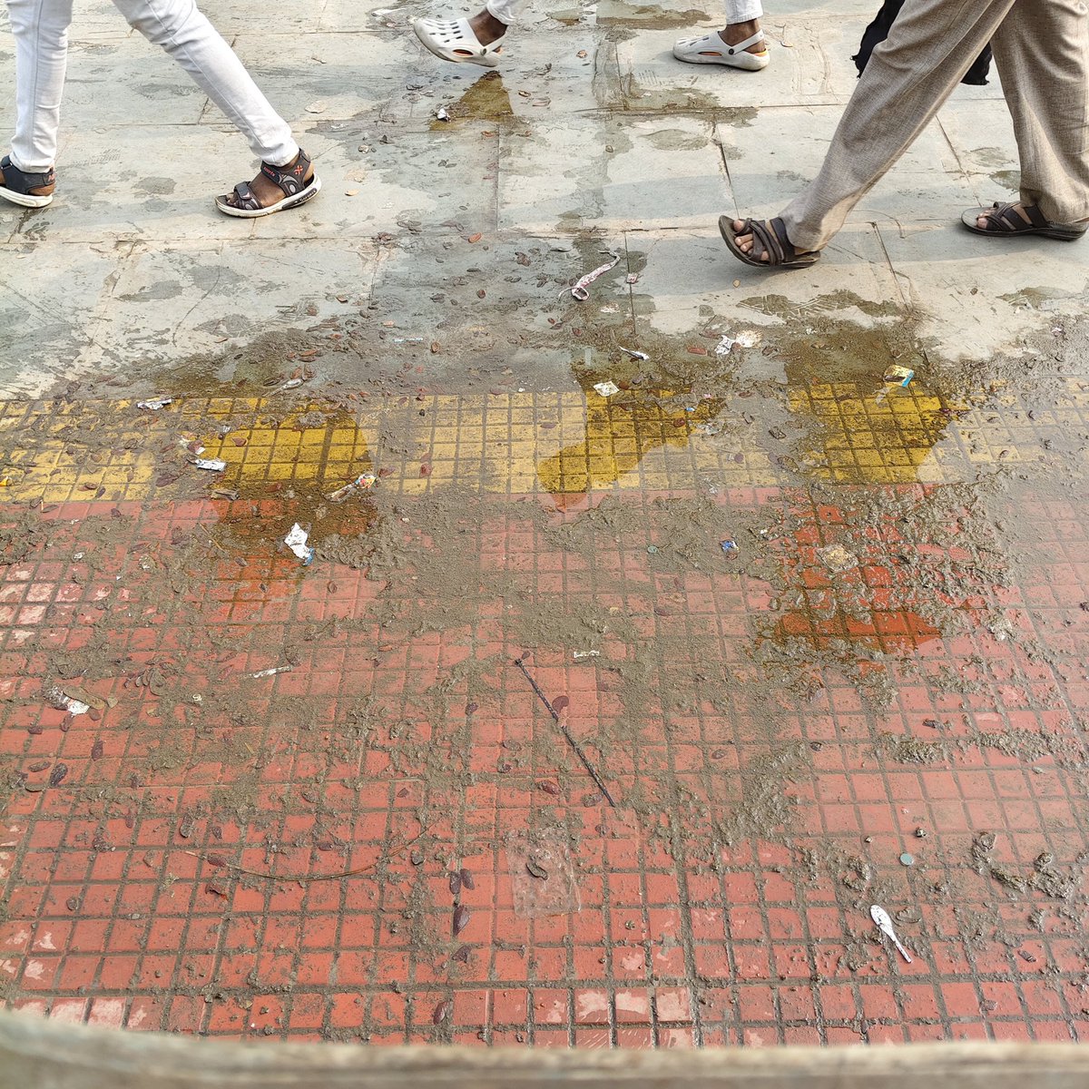 thekumaresh's tweet photo. @RailMinIndia @serailwaykol @AshwiniVaishnaw @RailwaySeva
This is Arambagh Rail station at Platform No 2. The pipelineof this washbasin got clogged by waste material. Used water coming out &amp; make the whole area dirty. Please do the needful. https://t.co/qmLjIPWetf