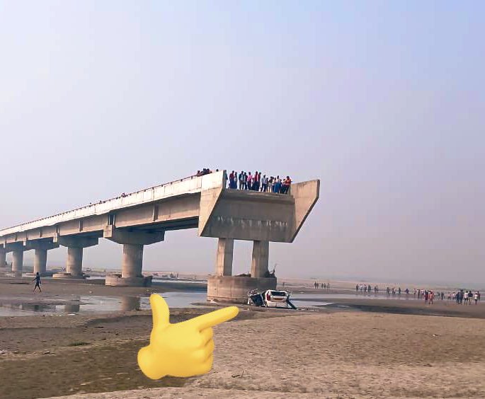 <a href="/garrywalia_/">Gurpreet Garry Walia</a> निक्कमें भ्रष्टाचार में आधा पुल खा गये और अधूरा छोड दिया कि बजट नहीं है। बेरीकेटिंग लगाई नहीं और हादसे में आम आदमी के साथ हादसा हो गया!! 
इस तस्वीर के पीछे यही कहानी लगती है!! 😳