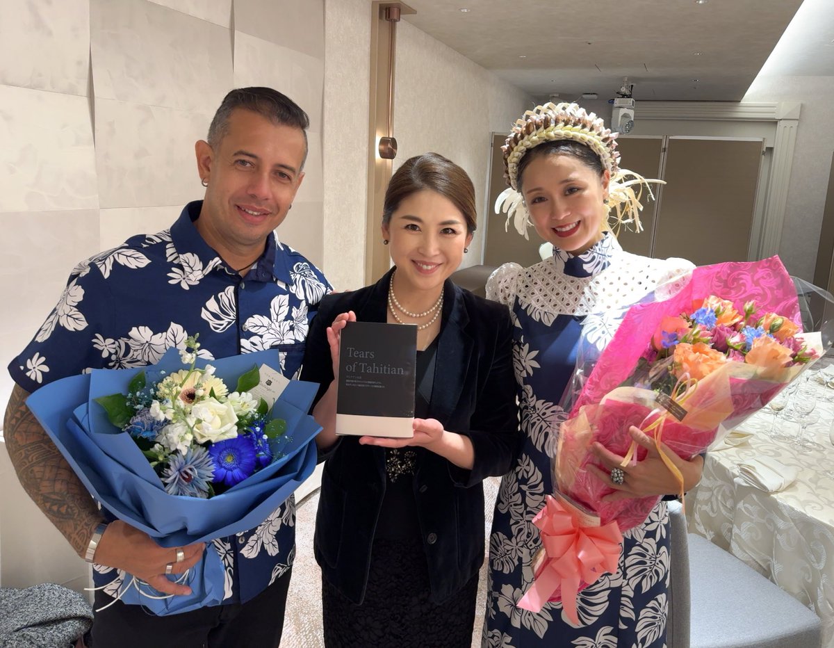 aizm225's tweet photo. 昨夜はいつもお世話になっているタヒチアンダンサー#terakyokoさんの自伝小説出版記念のディナーパーティー司会🎤✨
お馴染み#TeivaLC さんとのショーもこの日限りの特別な内容でうっとり🥹✨
「Tears of Tahitian タヒチアンの涙」は12月先行、1月中旬より販売！！
#TearsofTahitian #タヒチアンの涙 https://t.co/VhNaG9TwEi
