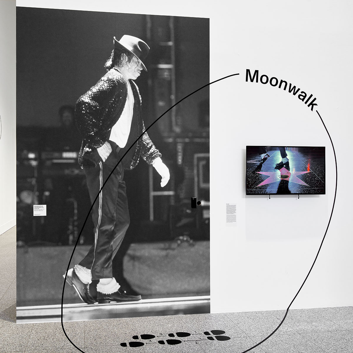 Der Moonwalk in der heute bekannten Form stammt wahrscheinlich aus der #Breakdance-Szene der frühen 1980er-Jahre. Durch Michael Jackson wurde der Moonwalk populär, nachdem er ihn 1983 bei Motown präsentierte und später regelmäßig aufführte. #Tanzwelten 👉 bundeskunsthalle.de/tanzwelten