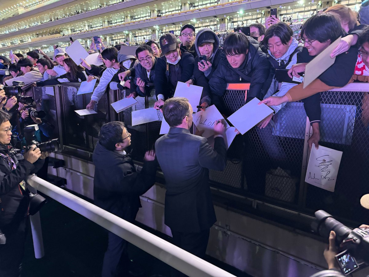 idolhorsedotcom's tweet image. #オーギュストロダン の引退お披露目式、関係者一同が集まった記念写真はこちら。ロダンも誇らしげにポーズを決めていました！📸

引退式の終了後、エイダン・オブライエン調教師は日本の競馬ファン一人一人に丁寧にサインを書いていました。

#AugusteRodin #JapanCup | @coolmorestud