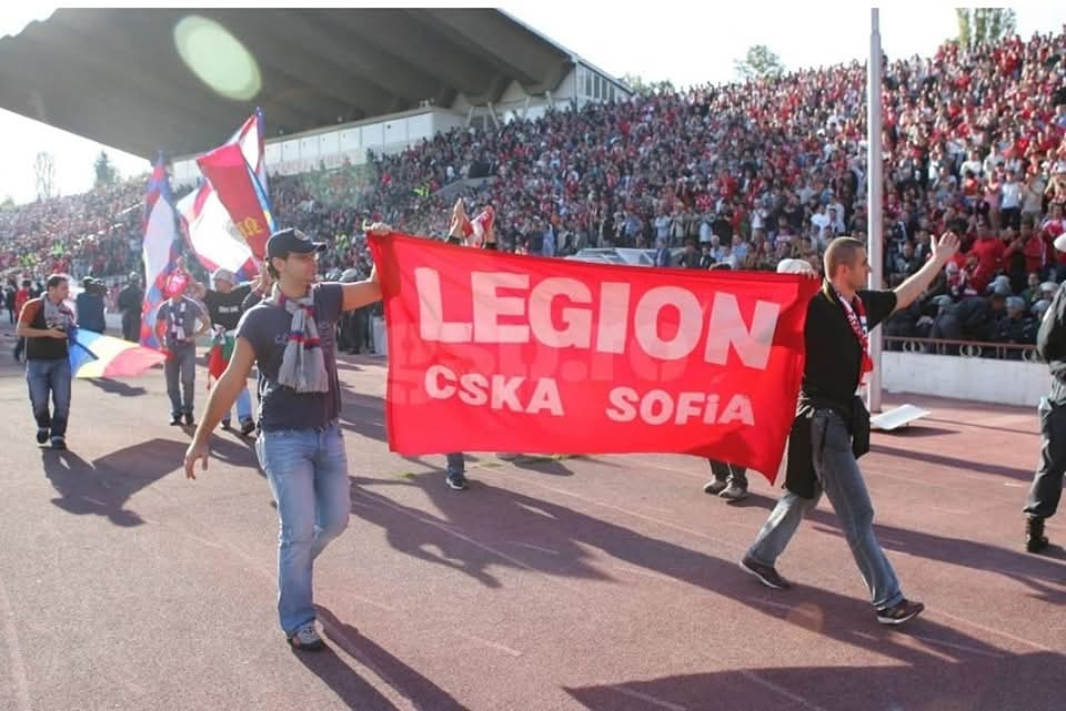 as_steaua1947's tweet photo. O poveste de peluză: Legătura dintre Steaua și CSKA Sofia

Puțini își mai amintesc, dar în anii ’90-2000, prieteniile dintre fanii fotbalului nu se formau pe rețele sociale, ci pe forumuri dedicate, precum cele de pe ultras-tifo, sau prin corespondență clasică, prin poștă. Mulți dintre cei implicați în fenomen schimbau reviste, una dintre cele mai populare fiind SuperTifo. Așa a început povestea unei legături speciale între steliști și suporterii CSKA Sofia.

La începutul anilor 2000, steliștii și fanii CSKA, în special cei din grupurile Legion și Ultras, au început să se cunoască prin schimburi de poze și întâlniri la meciuri europene. Primele contacte au avut loc la partide precum cele împotriva lui Dinamo și Liverpool, respectiv Levski în 2003. Vizitele reciproce și prietenia dintre cele două grupuri s-au extins treptat la ambele peluze. Momentul decisiv a fost pe 16 septembrie 2004, când Steaua (echipa care se numea atunci) și CSKA s-au întâlnit într-o dublă manșă din tururile Cupei UEFA. Atunci, prietenia a fost oficializată: cele două galerii au creat mesaje comune, au făcut turul stadionului împreună, au afișat bannere solidare și au demonstrat că rivalitățile de pe teren pot lăsa loc respectului și prieteniei în tribune.

De atunci, această legătură a devenit un exemplu rar în lumea ultras. De-a lungul ultimilor 20 de ani, fanii CSKA au fost alături de Steaua în momente cheie: la meciuri europene, în derby-urile cu Dinamo și Rapid, dar și la protestele împotriva lui Becali. La rândul lor, mulți steliști au fost prezenți la derby-urile din Sofia, susținându-i pe cei de la CSKA. În 2017, când Steaua juca în Liga a 4-a, mulți bulgari au fost în tribune, sprijinind echipa chiar și în cele mai dificile momente.

Aceasta nu este doar o poveste despre fotbal, ci despre respect reciproc, pasiune și solidaritate. Este dovada că adevărații fani pot construi poduri care trec dincolo de culori și limbă, acolo unde, aparent, totul este despre rivalitate. 

🇷🇴🤝🇧🇬

PELUZA SUD STEAUA

---

A Tale of the Stands: The Connection Between Steaua and CSKA Sofia

Few people remember, but in the 1990s and 2000s, football fan friendships weren’t built on social media but on dedicated forums like those on ultras-tifo or through classic correspondence via mail. Many enthusiasts exchanged magazines, with SuperTifo being one of the most popular. This is how the story of a special bond between Steaua fans and CSKA Sofia supporters began.

In the early 2000s, Steaua supporters and CSKA fans, particularly those from the Legion and Ultras groups, started getting to know each other through photo exchanges and meetings at European matches. The first interactions took place during games against teams like Dinamo and Liverpool for Steaua, and Levski in 2003 for CSKA. Reciprocal visits and the growing friendship between the two groups gradually extended to both fan bases. The decisive moment came on September 16, 2004, when Steaua and CSKA faced each other in a UEFA Cup tie. During this event, the friendship was officially solidified: the two sets of fans created joint messages, toured the stadium together, displayed solidarity banners, and showed that on-pitch rivalries could give way to respect and camaraderie in the stands.

Since then, this connection has become a rare example in the ultras world. Over the last 20 years, CSKA fans have stood by Steaua during key moments: at European matches, in derbies against Dinamo and Rapid, and even during protests against Becali. In turn, many Steaua supporters have attended Sofia derbies, backing CSKA. In 2017, when Steaua was playing in the 4th division, many Bulgarians were present in the stands, supporting the team even in its most difficult moments.

This is not just a story about football, but about mutual respect, passion, and solidarity. It is proof that true fans can build bridges that transcend colors and language, even in a world that often seems dominated by rivalry.

🇷🇴🤝🇧🇬

PELUZA SUD STEAUA