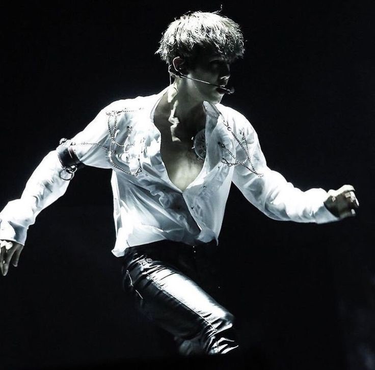 bhappy_bh's tweet photo. 그래요 사실 나는 아직도 충격적이야
가슴팍에 톱니바퀴 박고 퍼포먼스 + 독무를 췄던 변백현이 아직도 안 믿긴다고
메인보컬이 춤도 허벌나게 잘 춘다고 ;;;;;;;; https://t.co/UCwOL00V0y