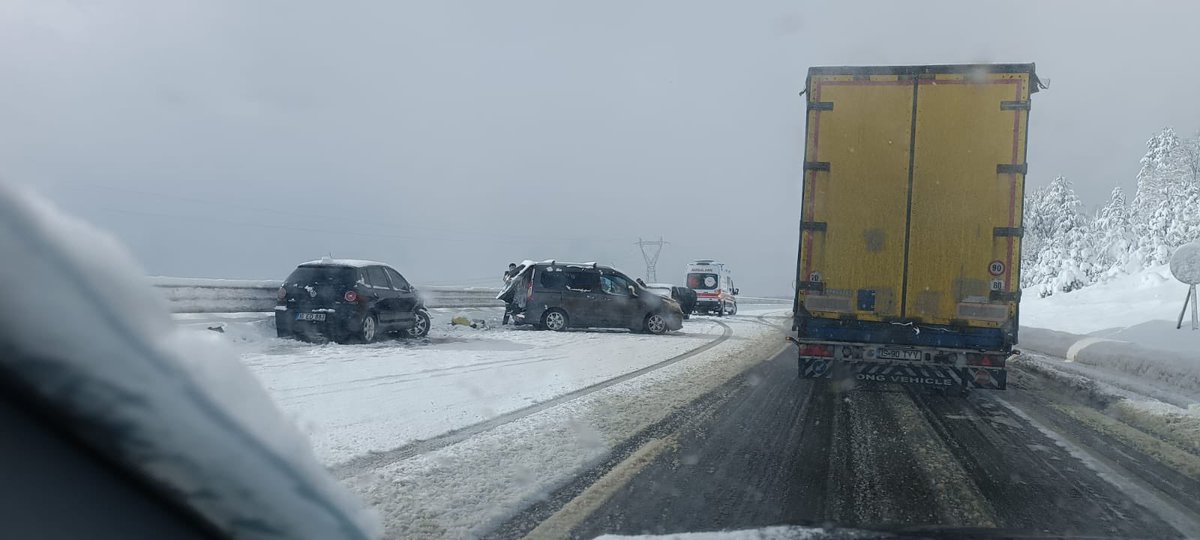 Ankara - Bolu istikameti Anadolu Otoyolu’nda etkili kar yağışı sonrası onlarca kaza meydana geldi. Trafik dün gece yaşanan uzun süreli kapanma sonrası zaman zaman durma noktasına gelerek ilerliyor. #bolu #ankara #karyagisi <a href="/ankara_cevirme/">Ankara Trafik Radar</a> <a href="/bosunatiklama/">Boşuna Tıklama</a> <a href="/OrcunBostanci/">Orçun Bostancı</a>