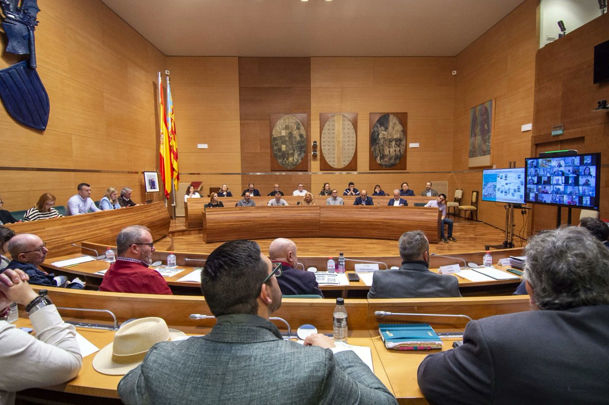 🌧️1.300 millones en infraestructuras y servicios en la provincia de Valencia. La Diputación de València reunió a 60 alcaldes y responsables locales para evaluar el impacto de la reciente DANA, que ha provocado daños en infraestructuras y servicios por 1.300 millones de euros .