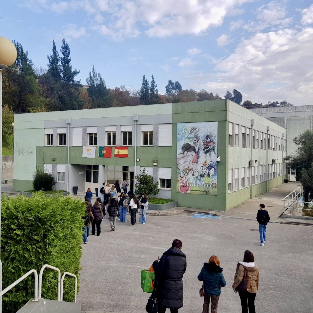Nuestros alumnos de 1⁰ Bachillerato han disfrutado de una semana inolvidable 🥰 en el instituto Santos Simões de Guimarāes. Gracias a nuestros socios portugueses 🇵🇹 y a nuestros amigos chipriotas🇨🇾 Esta semana ha sido un himno a la unión y al aprendizaje. 🇪🇺 #Erasmus #Sepie #UE