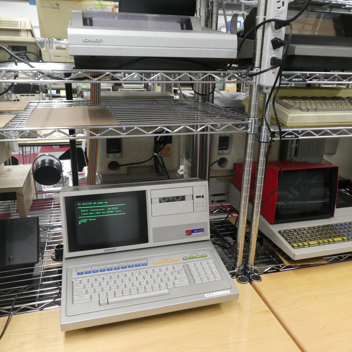 Dream_Library_'s tweet photo. #マイコン博物館 マイコン体験コーナーのMZ-80Bが好調に稼働しています。
MZ系の達人である @LTM100 様にメンテナンス修理をいただきました。
SB-5510とSB-5520のBASICが動きます。
SHARP純正プリンタも稼働しますので、グラフィックキャラクタを含むプログラムリストも印刷できます
ご活用願います。 https://t.co/1GEyywOlgb