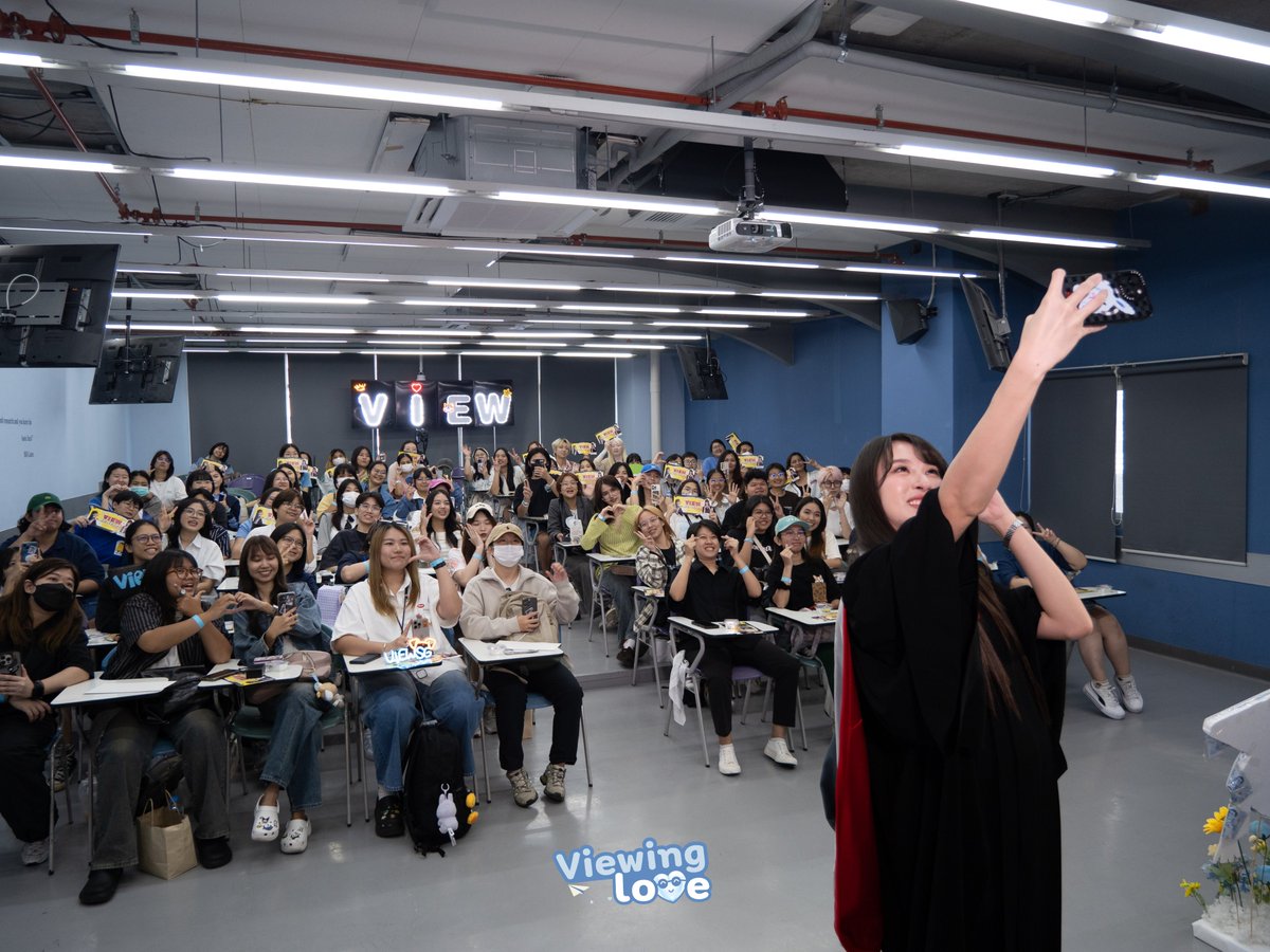 Viewinglove_'s tweet photo. OUR BEST MEMORIES WITH VIEW
#ViewGraduationDay
#viewbenyapa
Congratulations!! N'View
ขอแสดงความยินดีกับอีกหนึ่งความสำเร็จของน้องวิวนะคะ
พวกเราชาว #สระอิของวว ทุกคนภูมิใจในตัวน้องวิวมากๆ น้องวิวเก่งมากที่สามารถเรียนควบคู่ไปกับการทำงานได้เป็นอย่างดี ตอนนี้น้องวิวทำงานได้อย่างเต็มที่แล้ว ขอให้น้องวิวประสบความสำเร็จในเส้นทางนี้ตามที่น้องวิวหวังไว้นะคะ พวกเราจะอยู่คอยสนับสนุนน้องวิวต่อไปค่ะ