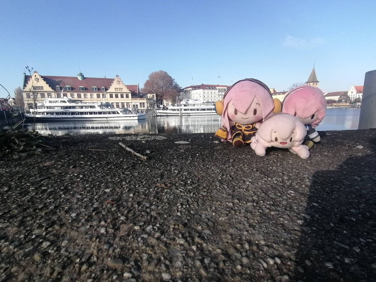 StefanPruner's tweet photo. ルカの三人たちと一緒に先週湖に行ってきました。天気はよかったけど、寒くなった。
#巡音ルカ
#ぬいぐるみの時間 https://t.co/5c9Z4Bl5np