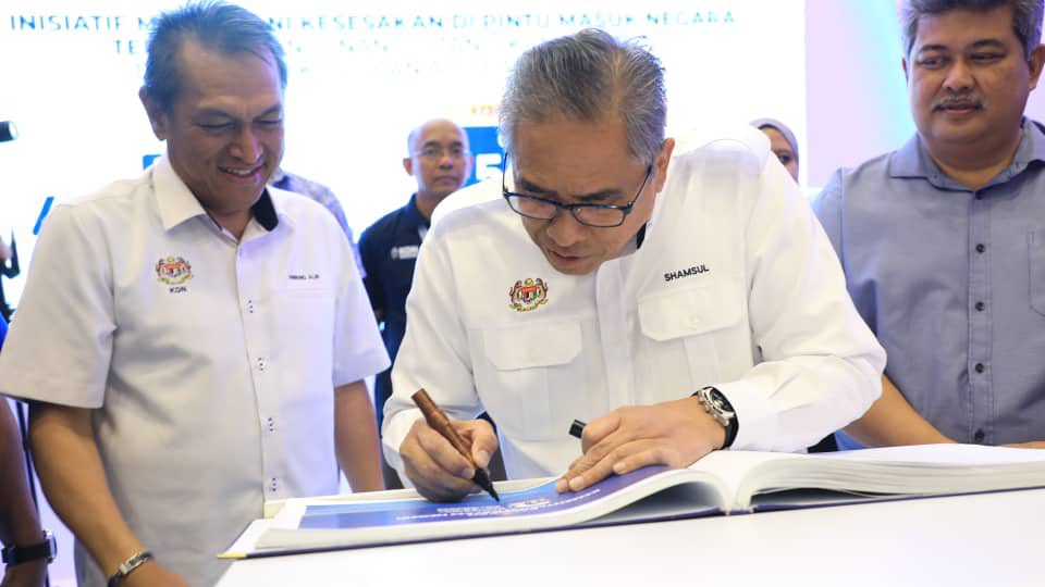relamalaysia's tweet photo. Pada petang ni, YBhg. Tan Sri Shamsul Azri bin Abu Bakar, Ketua Setiausaha Negara (KSN) telah singgah di reruai pameran termasuk Kementerian Dalam Negeri (KDN) dan disambut oleh YBhg. Datuk Awang Alik bin Jeman (KSU KDN) dan pengurusan tertinggi KDN yang hadir pada hari ini. https://t.co/T6s2u3tmKr