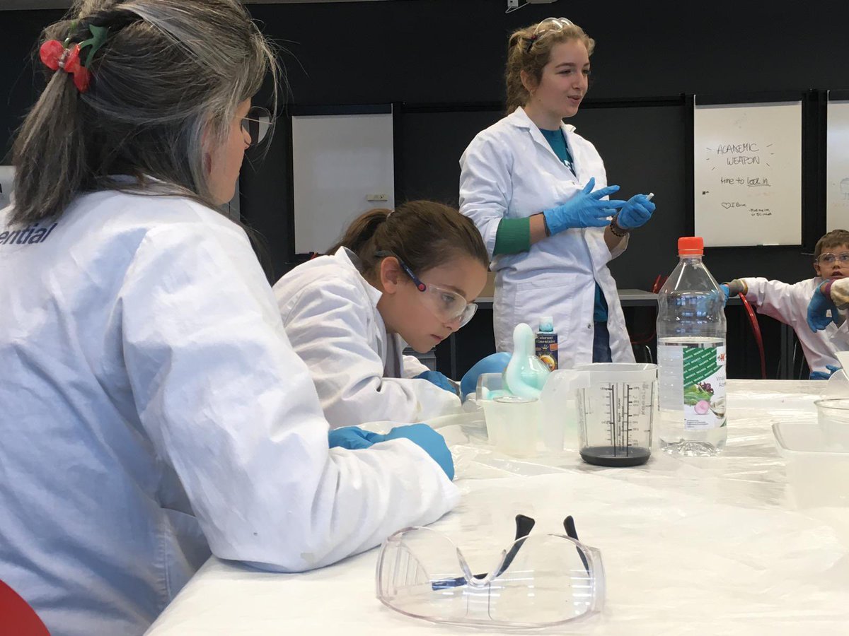 EPFL_SPS's tweet image. Merci aux 260 jurassiens et jurassiennes qui ont passé hier, une journée à la découverte des sciences, à l’@EPFL. Des ateliers dans les domaines scientifiques et techniques variés, un show de physique, la découverte de l’EPFL et une remise des attestations étaient au menu.