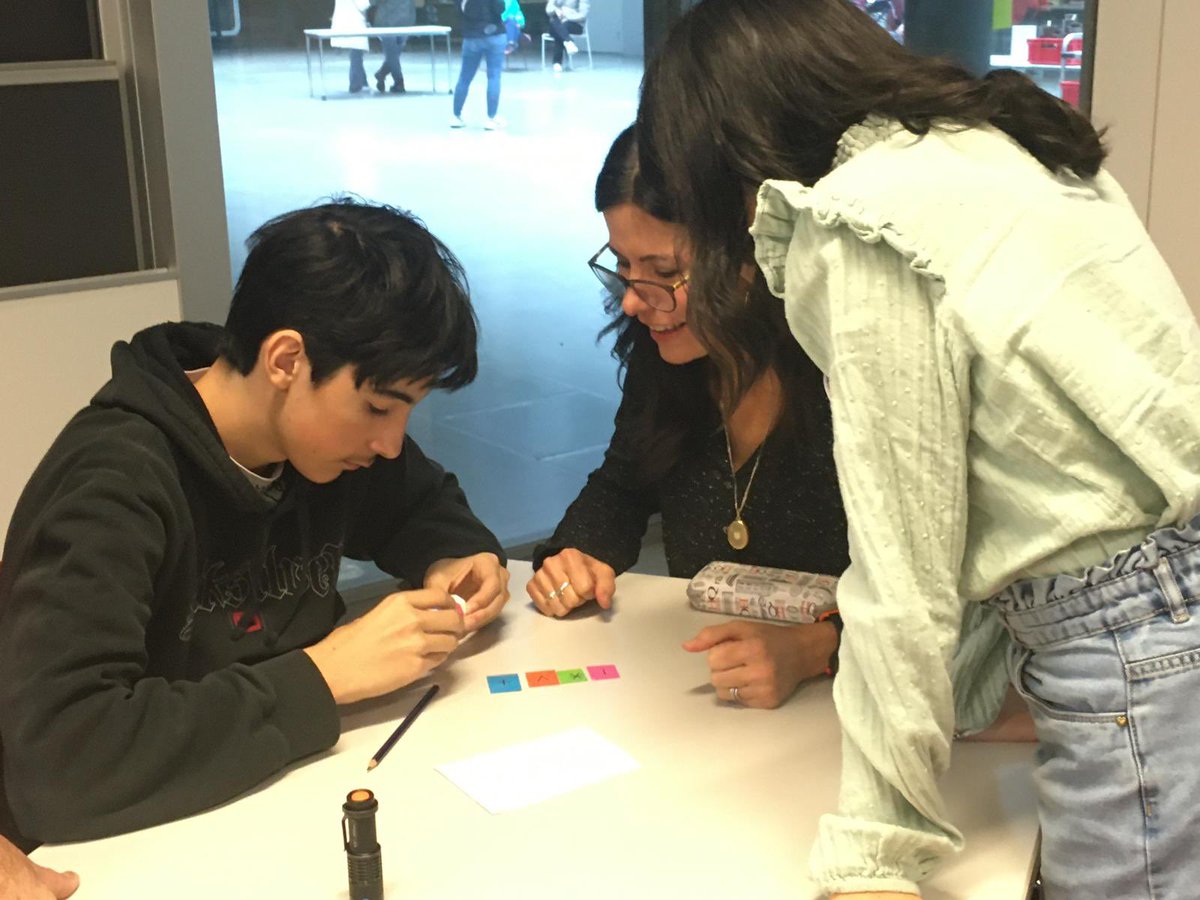 EPFL_SPS's tweet image. Merci aux 260 jurassiens et jurassiennes qui ont passé hier, une journée à la découverte des sciences, à l’@EPFL. Des ateliers dans les domaines scientifiques et techniques variés, un show de physique, la découverte de l’EPFL et une remise des attestations étaient au menu.