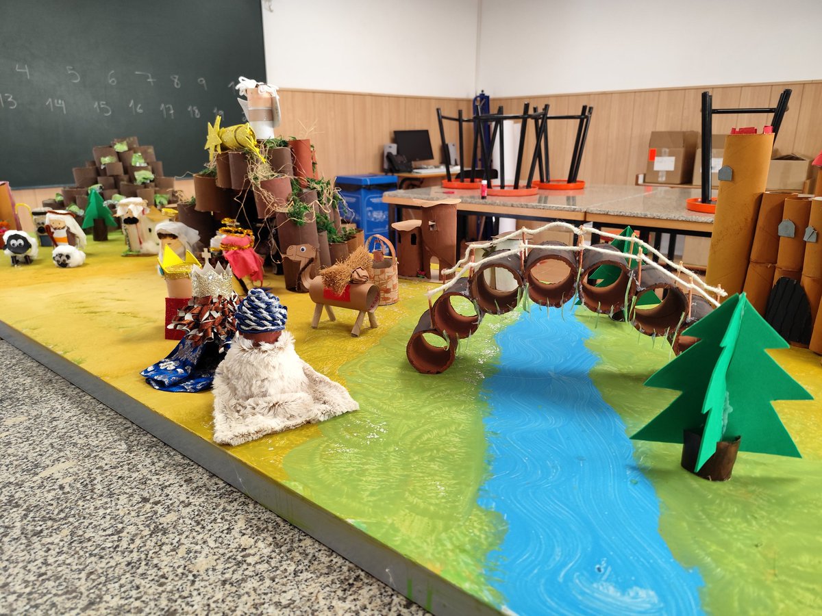 jaimemunne's tweet photo. #AprendizajeCooperativo
Así de bonito ha quedado el #belén que los alumnos de primero y tercero de secundaria del @ColegioSalliver han diseñado y construido en la asignatura de #epva para la exposición de belenes de Fuengirola. #ABP #arts #navidad #crecerenconfianza https://t.co/YLZGFyLXDu