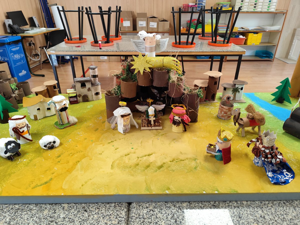 #AprendizajeCooperativo
Así de bonito ha quedado el #belén que los alumnos de primero y tercero de secundaria del <a href="/ColegioSalliver/">ColegioSalliver</a> han diseñado y construido en la asignatura de #epva para la exposición de belenes de Fuengirola. #ABP #arts #navidad #crecerenconfianza