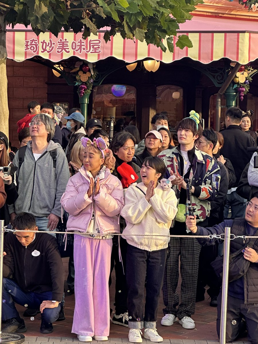 wellpinky's tweet photo. 特别特别萌地遇见了🥹
#上白石萌音 #ジェシー #国分太一 #青山テルマ https://t.co/6vJzyLRj9W